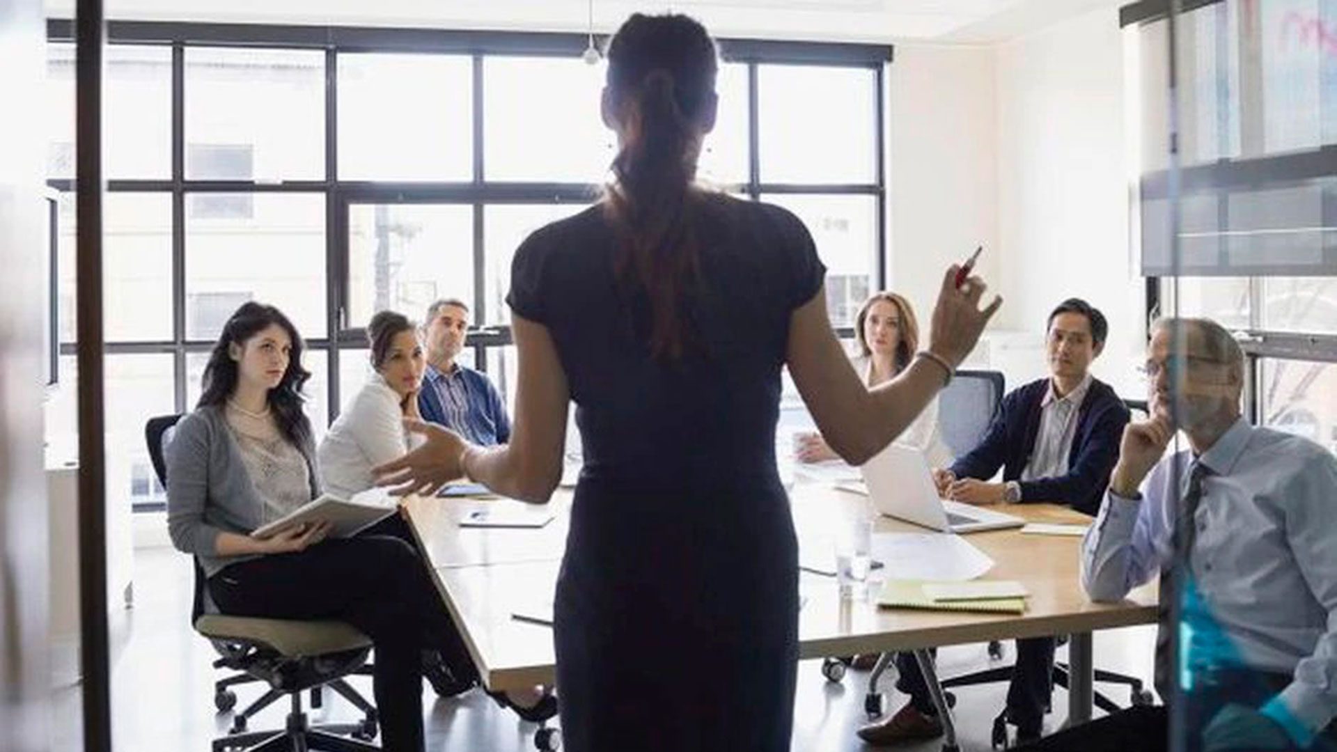 La crisis económica lleva a que más mujeres que antes se encontraban inactivas inicien una búsqueda laboral