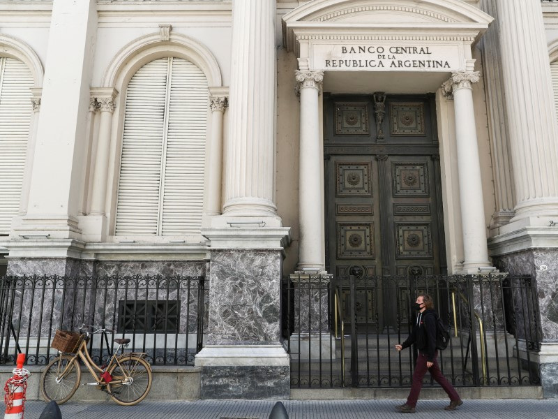 Foto de archivo: una persona camina frente a la entrada del edificio del Banco Central de la República Argentina (BCRA) en el centro financiero de Buenos Aires, Argentina. 16 sept, 2020.  REUTERS/Agustin Marcarian/File Photo